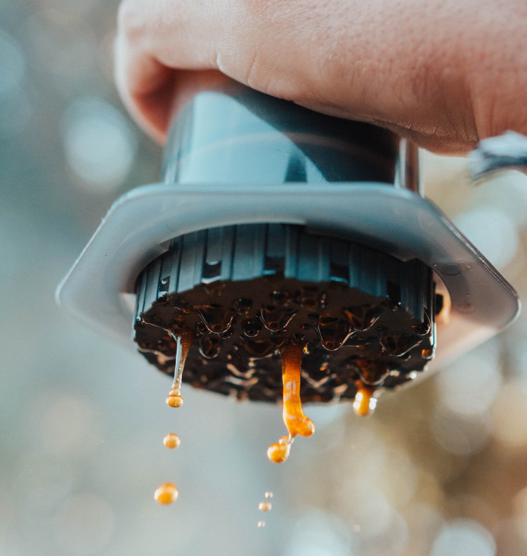 pouring aeropress pouring aeropress